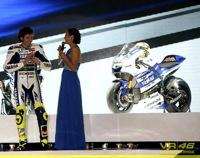 Jorge lorenze và valentino rossi giới thiệu mẫu motogp 2014 mới của team blue