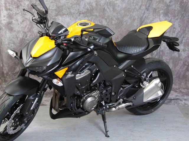 Kawasaki z1000 đen - vàng ở xứ phù tang