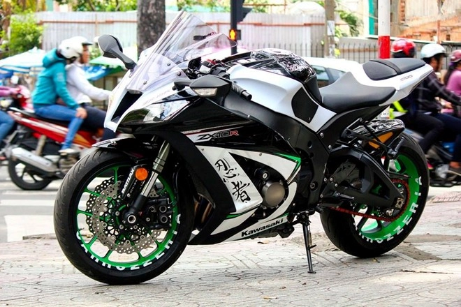 Kawasaki zx-10r độ phong cách với dàn áo được sơn tem đấu