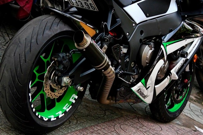 Kawasaki zx-10r độ phong cách với dàn áo được sơn tem đấu