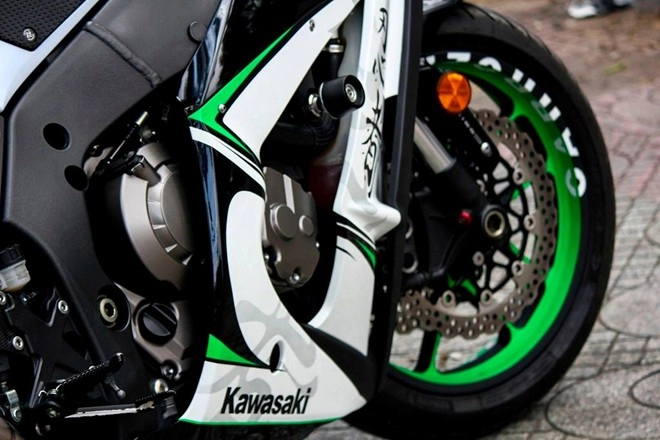 Kawasaki zx-10r độ phong cách với dàn áo được sơn tem đấu