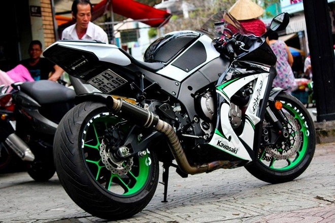 Kawasaki zx-10r độ phong cách với dàn áo được sơn tem đấu