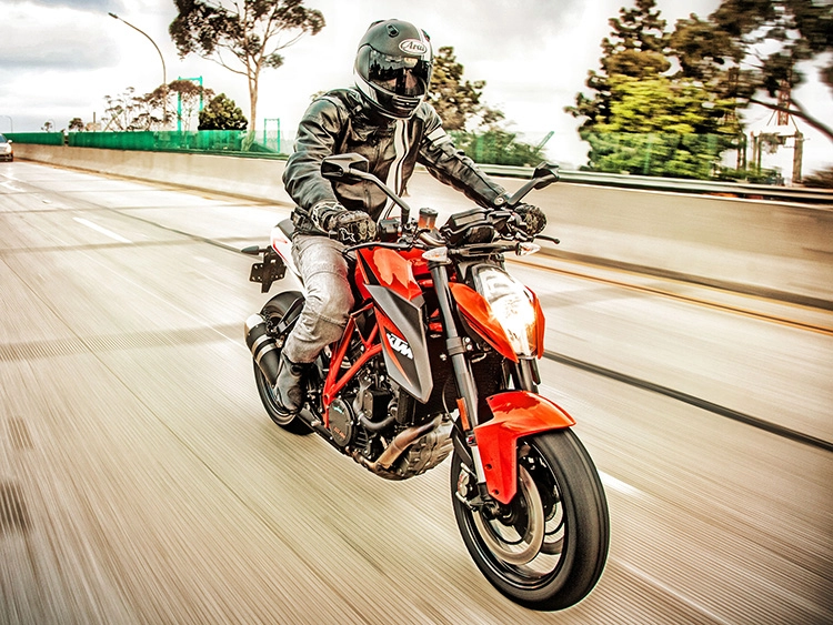 Ktm 1290 super duke r đoạt giải xe môtô của năm 2014