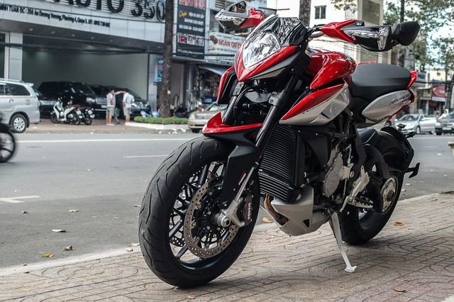 Mv agusta rivale 800 2014 đầu tiên tại sài gòn