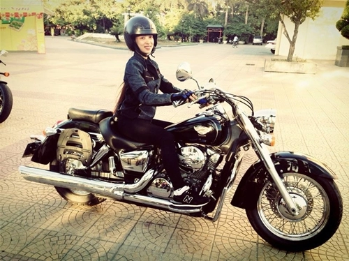 Nữ biker huế chi 300 triệu đồng để tậu ducati monster 795