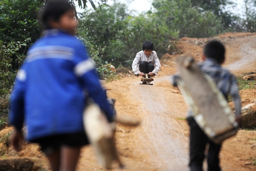 Vẻ đẹp hồn nhiên của trẻ em sapa khi chơi trò trượt xe cút kít