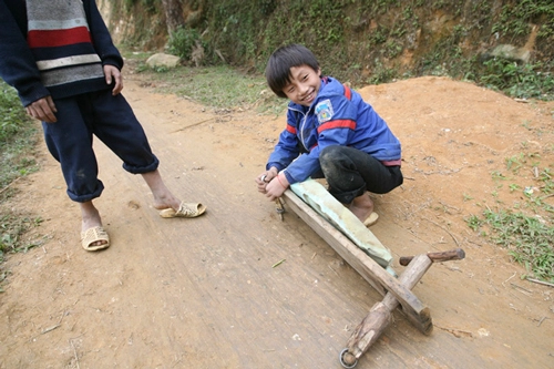 Vẻ đẹp hồn nhiên của trẻ em sapa khi chơi trò trượt xe cút kít
