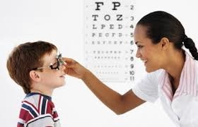 Bảo vệ mắt cho trẻ khi bước vào năm học mới