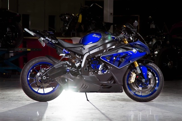 Bmw s100rr với bộ áo tím ánh kim mộng mơ