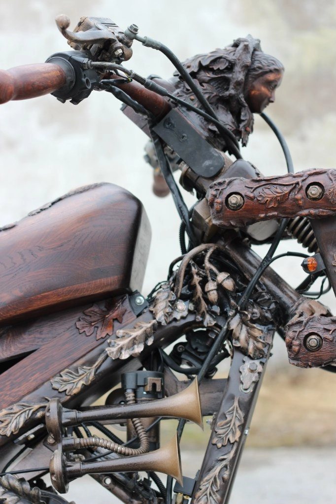 Chopper độ cực độc với bộ cánh được điêu khắc tinh xảo từ gỗ