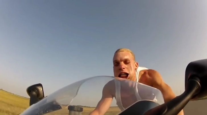 clip khuôn mặt biểu cảm khi chạy môtô với tốc độ 250kmh