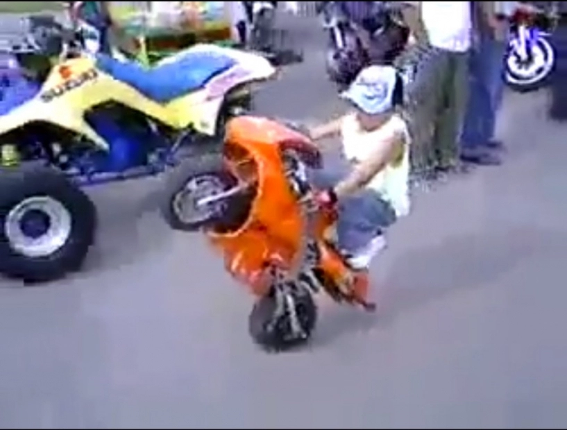 clip nhóc 4 tuổi bốc đầu mô tô mini cực chất