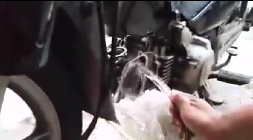 clip rửa máy xe bằng nước quá hại não
