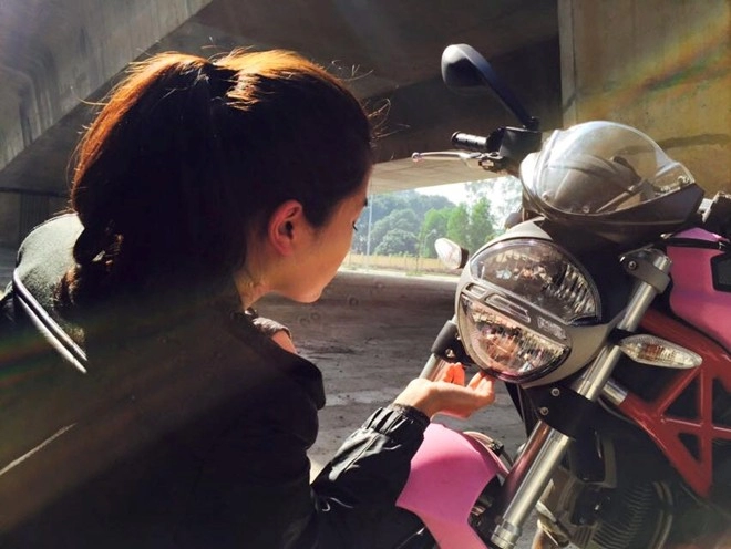 Ducati monster 795 màu hồng bên biker nữ hà nội
