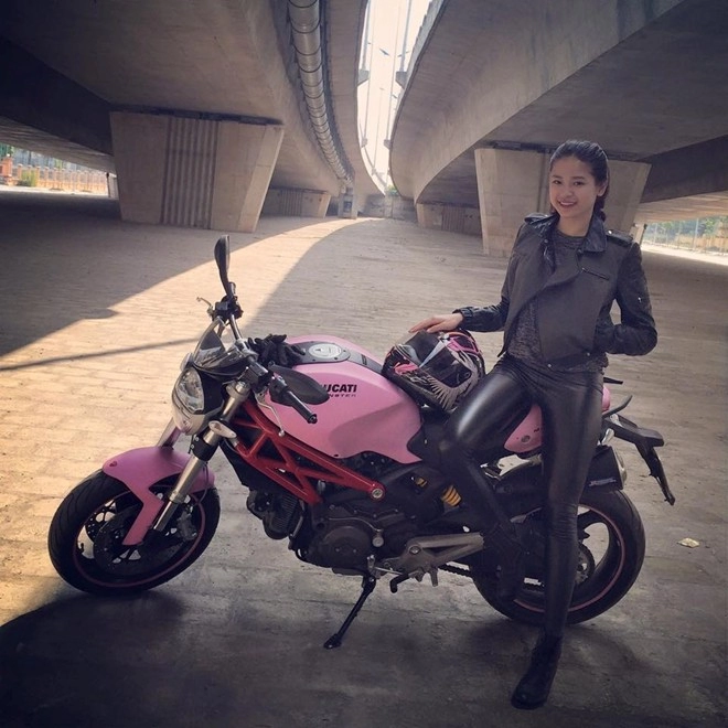 Ducati monster 795 màu hồng bên biker nữ hà nội