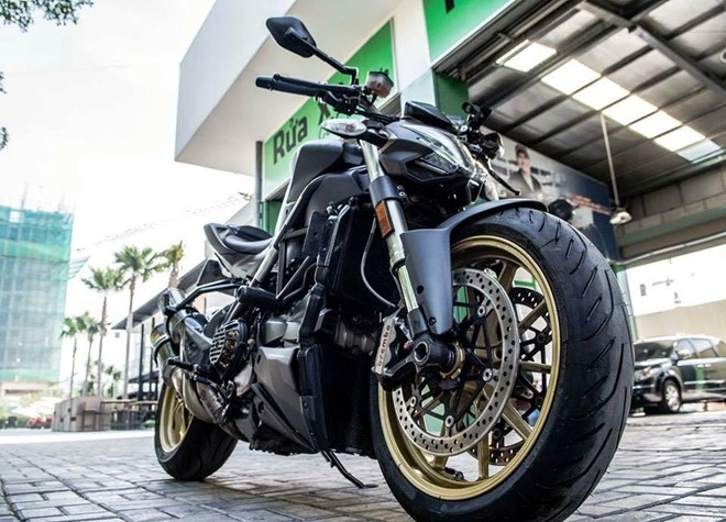 Ducati streetfighter lên đồ chơi hàng hiệu của biker sài gòn 