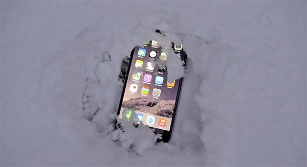 Iphone 6 plus bị vùi cả đêm trong tuyết vẫn chạy tốt