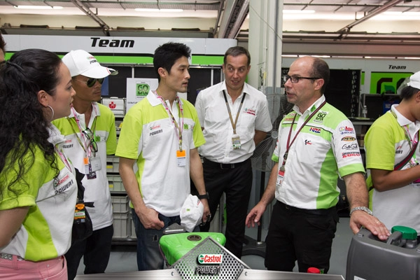 Johnny trí nguyễn và đoàn castrol việt nam tại cuộc đua moto gp