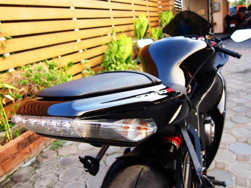 Kawasaki zx-10r - quả phụ áo đen