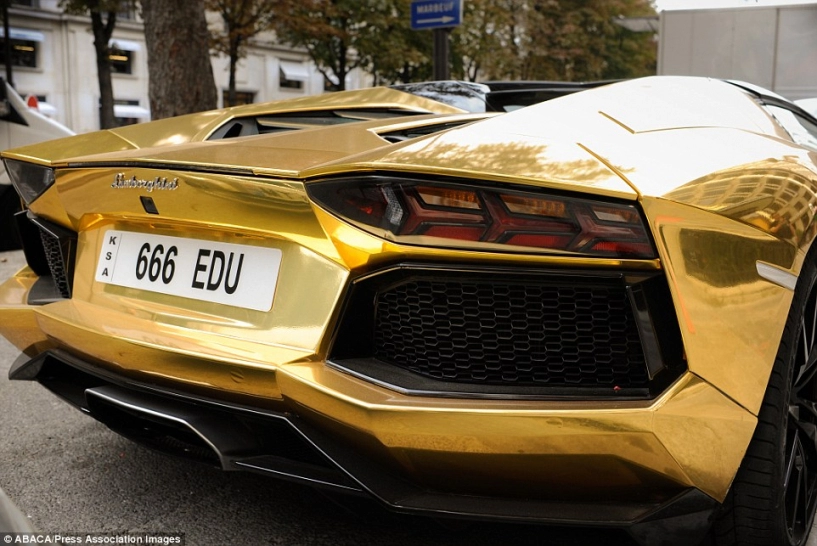 Siêu xe lamborghini aventador dát vàng ròng gây náo loạn đường phố