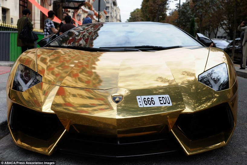 Siêu xe lamborghini aventador dát vàng ròng gây náo loạn đường phố