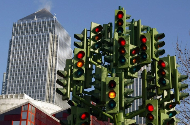 Tại sao đèn giao thông có màu xanh đỏ vàng