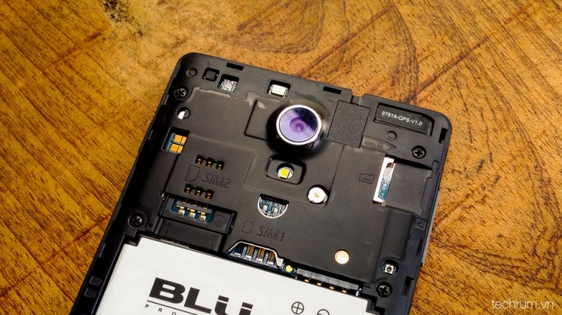 Trên tay smartphone thương hiệu mỹ blu life 8 thiết kế siêu mỏng