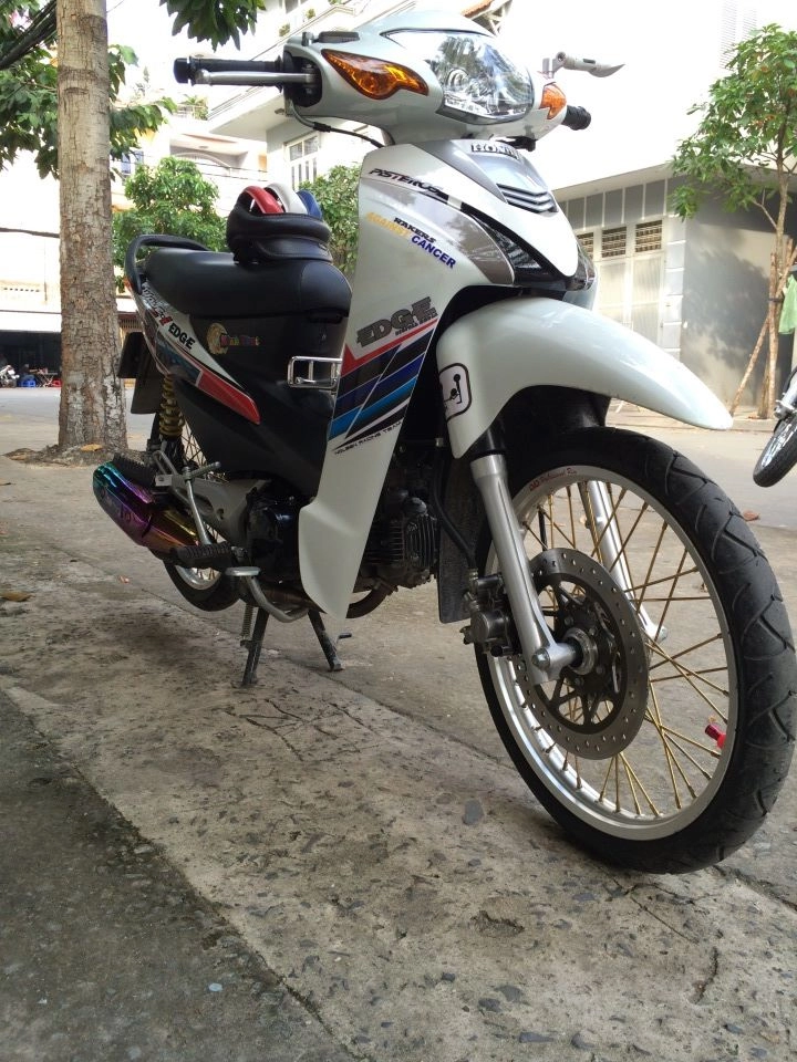 Wave trắng độ của học sinh nghèo tập chơi xe