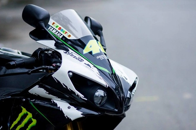 Yamaha r1 độ phong cách monster của chàng biker việt