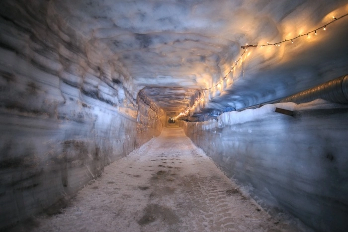 Khám phá hang động băng tuyệt đẹp ở iceland