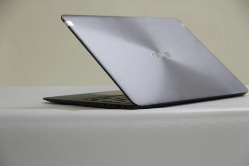 Review asus zenbook ux305fa máy tính xách tay siêu mỏng không quạt tản nhiệt đầu tiên của asus