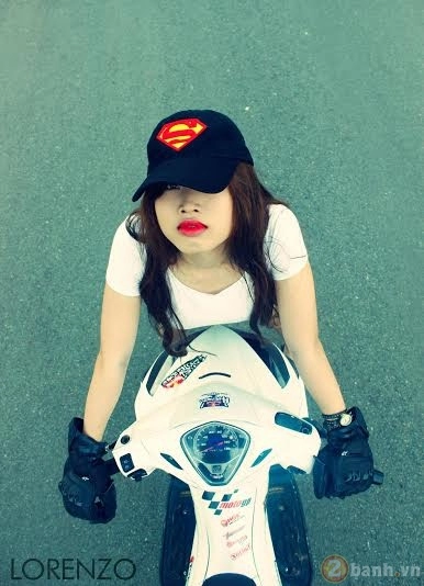 Teen girl tạo dáng bên airblade trong bộ ảnh sexy rider