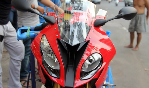 Cận cảnh bmw s1000rr 2015 vừa đập thùng tại việt nam