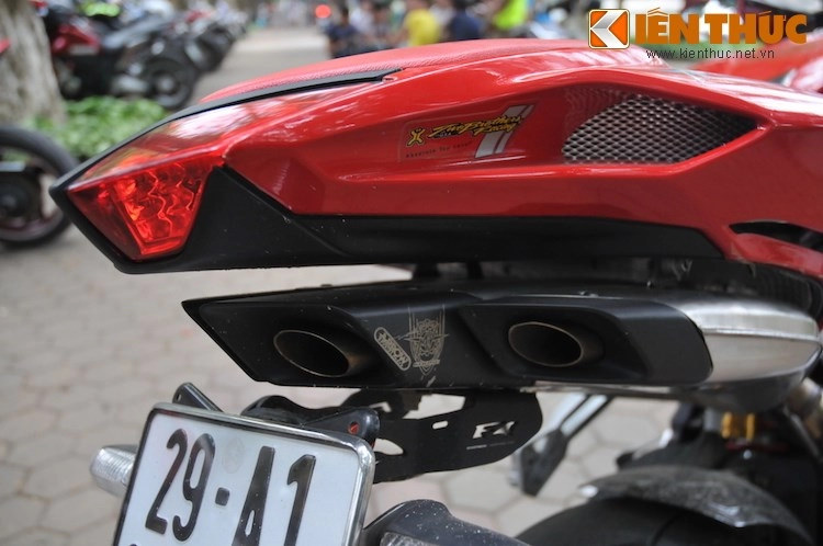 Cận cạnh siêu phẩm mv agusta f4 của biker hà nội