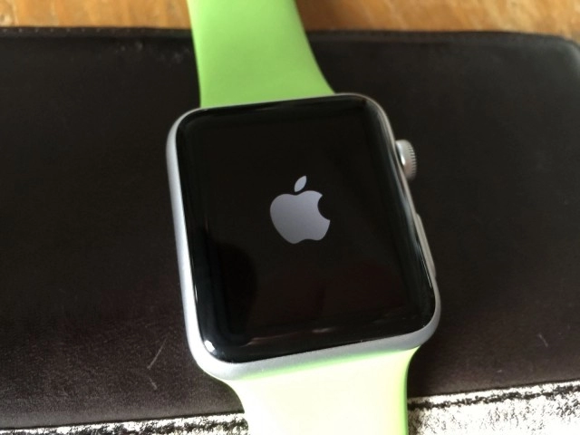 Làm thế nào để khởi động lại apple watch