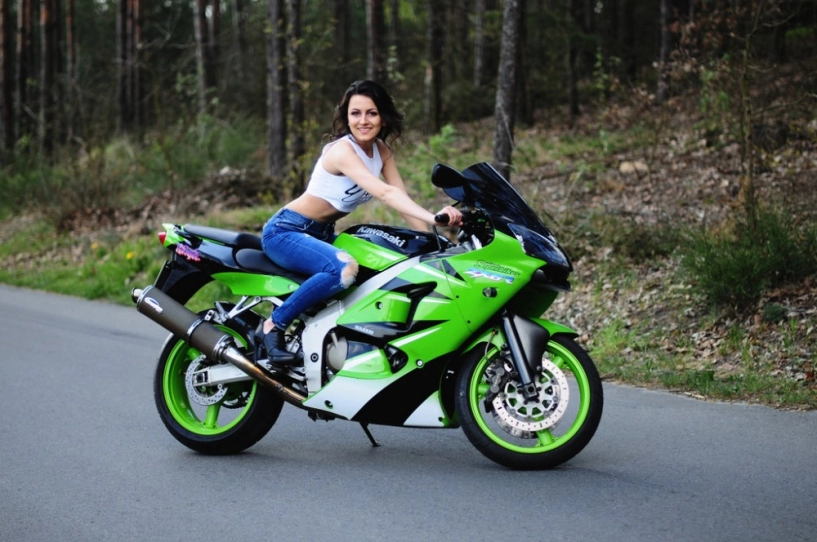 Kawasaki ninja zx6r đọ dáng cùng cô nàng xinh đẹp cá tính