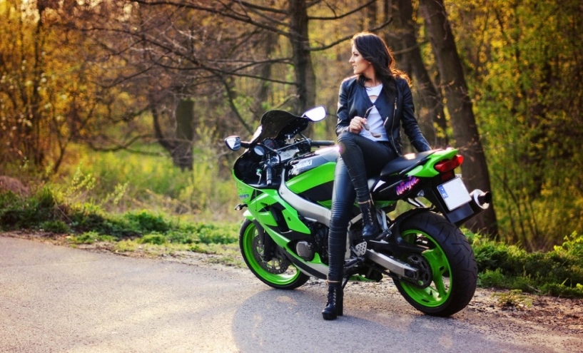 Kawasaki ninja zx6r đọ dáng cùng cô nàng xinh đẹp cá tính