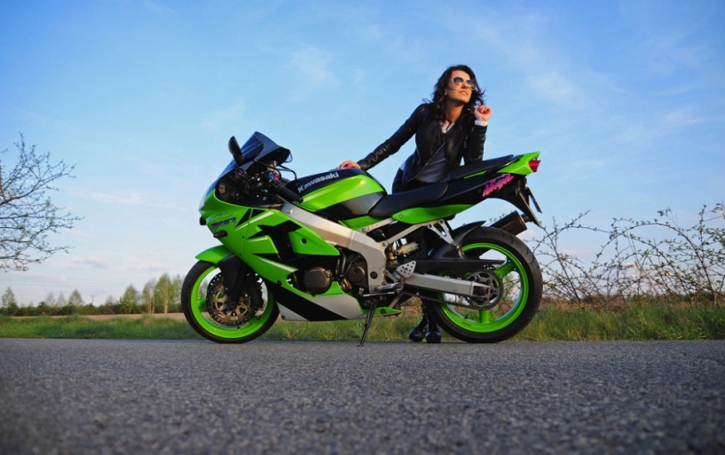 Kawasaki ninja zx6r đọ dáng cùng cô nàng xinh đẹp cá tính