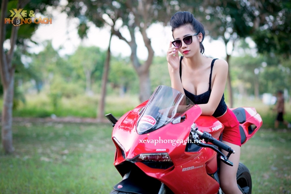 Cô nàng sexy gợi cảm trên chiếc ducati 899 panigale