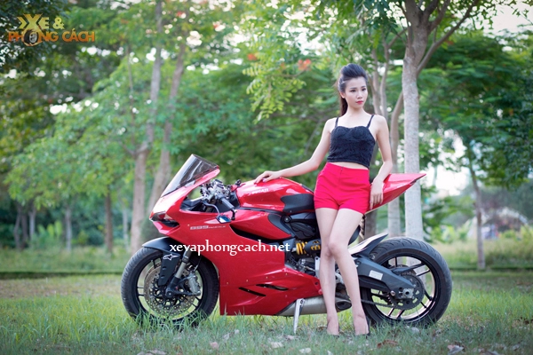 Cô nàng sexy gợi cảm trên chiếc ducati 899 panigale