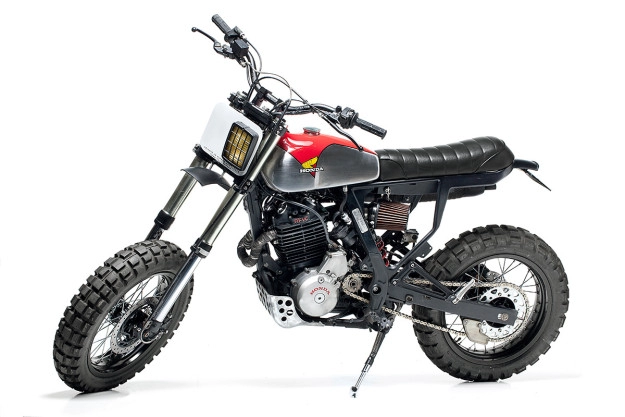 Honda dominator bụi bậm và phá cách với phong cách scrambler