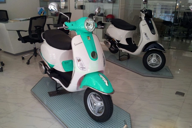 Những chiếc vespa được sơn đầy màu sắc tươi tắn