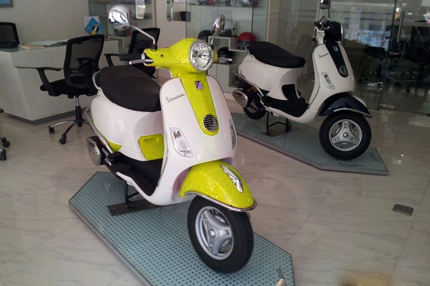 Những chiếc vespa được sơn đầy màu sắc tươi tắn