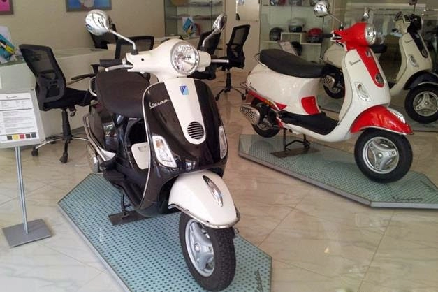 Những chiếc vespa được sơn đầy màu sắc tươi tắn