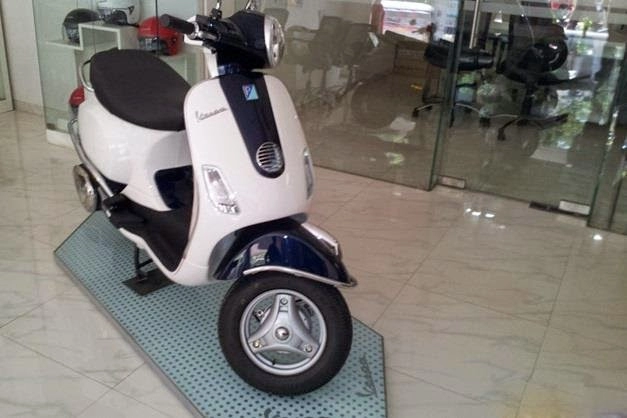 Những chiếc vespa được sơn đầy màu sắc tươi tắn