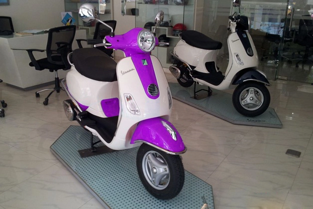 Những chiếc vespa được sơn đầy màu sắc tươi tắn