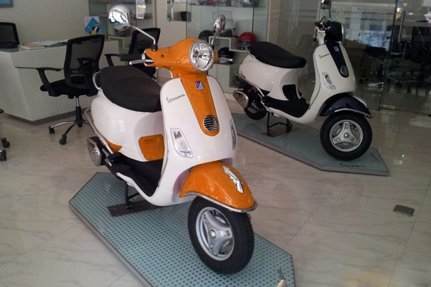 Những chiếc vespa được sơn đầy màu sắc tươi tắn