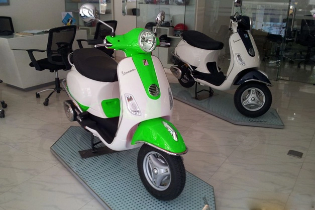 Những chiếc vespa được sơn đầy màu sắc tươi tắn