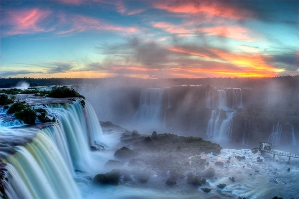 20 thác nước kỳ lạ trái với quy luật tự nhiên trên thế giới