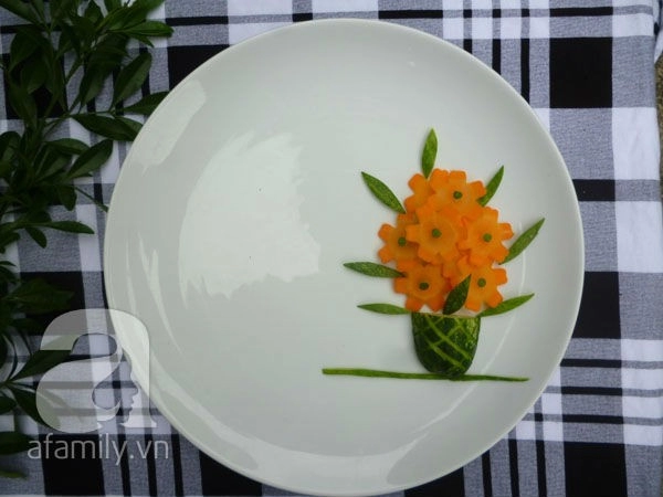 5 kiểu trang trí đĩa ăn cực đẹp từ 2 cách cắt tỉa dưa leo cà rốt